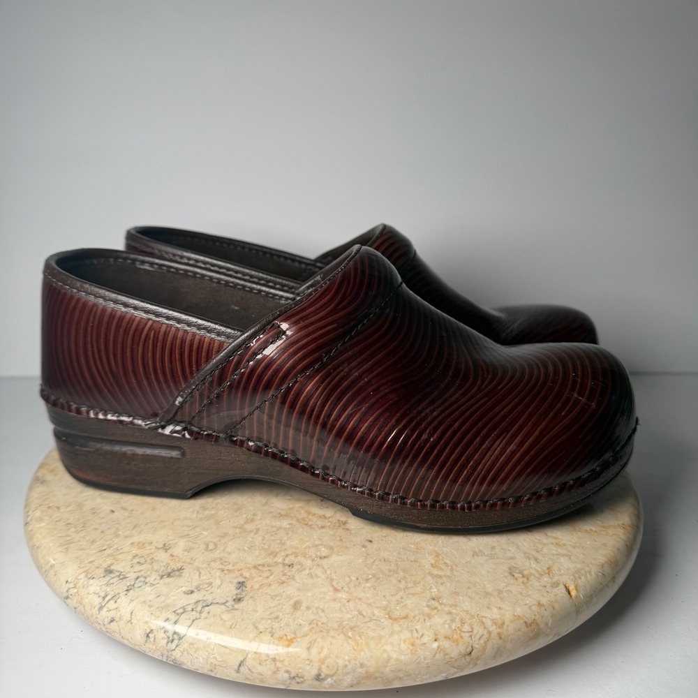 Dansko XP Professional Clogs 41 Brown Patent Swirl Woodgrain Slip Resistant